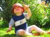 Enfant dans un jardin